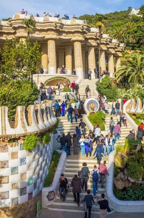 Parque Güell de Barcelona con turistas